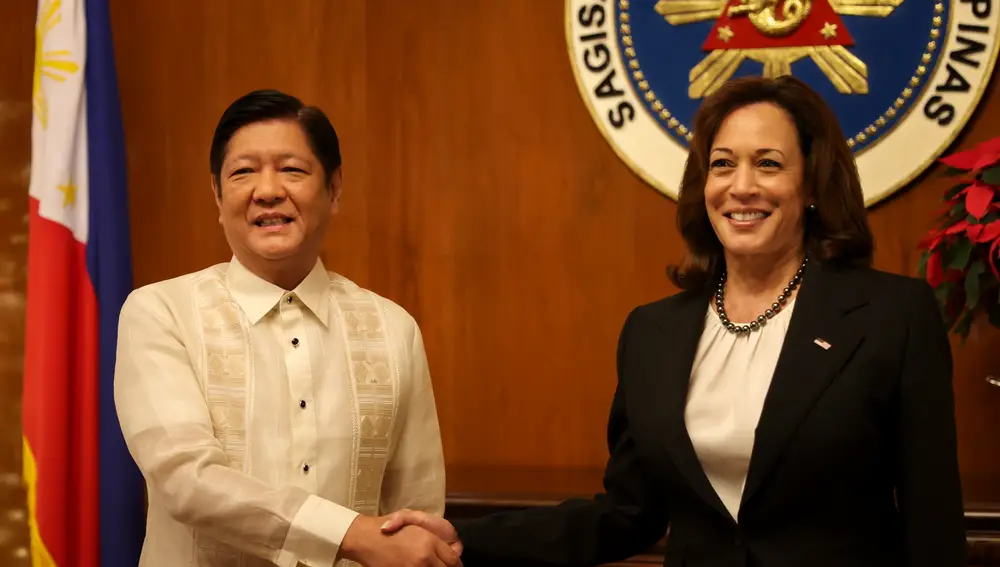 El presidente filipino Ferdinand Bongbong Marcos Jr. saluda a la vicepresidenta estadounidense Kamala Harris durante una reunión en el palacio presidencial de Malakanang en Manila