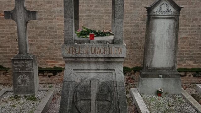 La tumba de Diaghilev se ubica en el cementerio de San Michele en Venecia