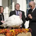  Biden indulta a dos pavos por Acción de Gracias y bromea sobre las elecciones