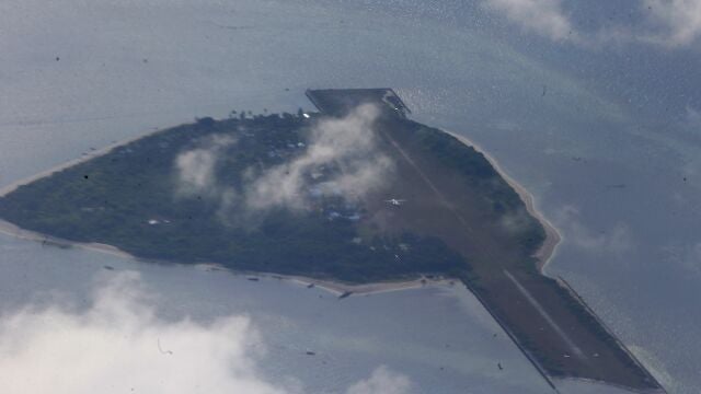 Imagen tomada desde un avión de transporte C-130 que muestra la isla de Thitu frente al Mar de China Meridional, donde un buque guardacostas chino bloqueó dos veces el barco naval filipino antes de apoderarse de los restos que remolcaba