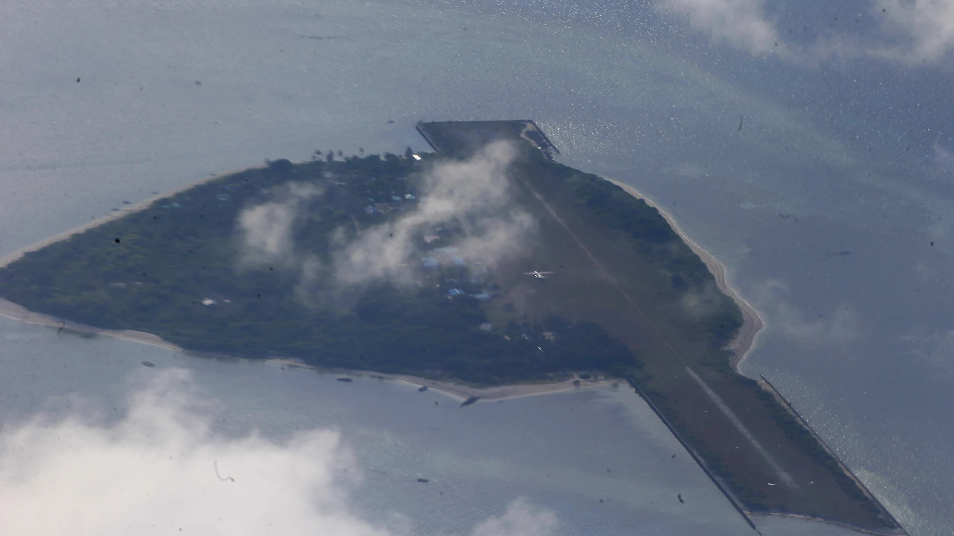 Imagen tomada desde un avión de transporte C-130 que muestra la isla de Thitu frente al Mar de China Meridional, donde un buque guardacostas chino bloqueó dos veces el barco naval filipino antes de apoderarse de los restos que remolcaba