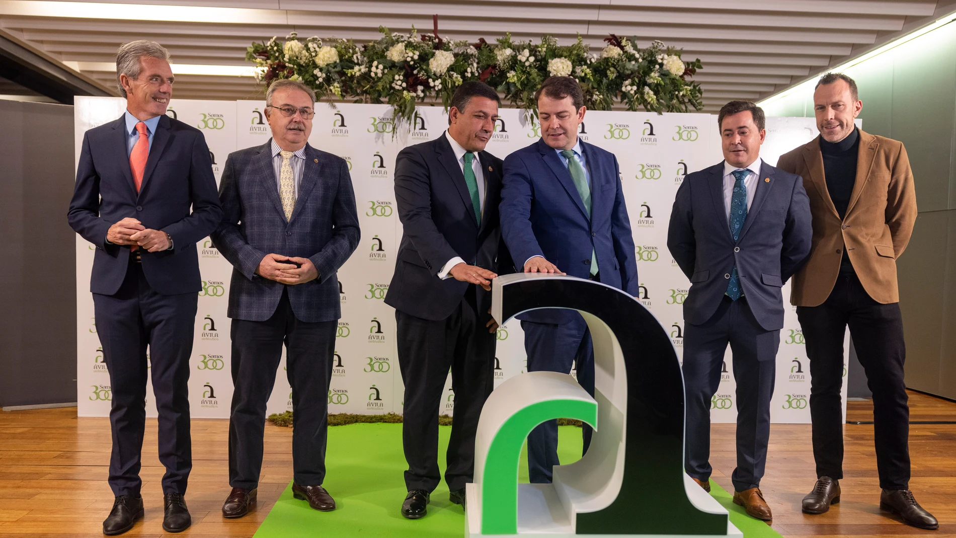 El presidente de la Junta de Castilla y León, Alfonso Fernández Mañueco, participa en la gala del X Aniversario de 'Ávila Auténtica. Somos 300'. (I a D) José Francisco Hernández, delegado Territorial; Pedro Cabrero, vicepresidente de la Diputación; Carlos García, presidente de la Diputación; Mañueco; Jesús Martín, diputado de Desarrollo Rural; y Héctor Palencia