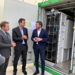 El consejero Antonio Luengo durante su visita a la empresa ACOM-Agrocomponentes, en Torre Pacheco