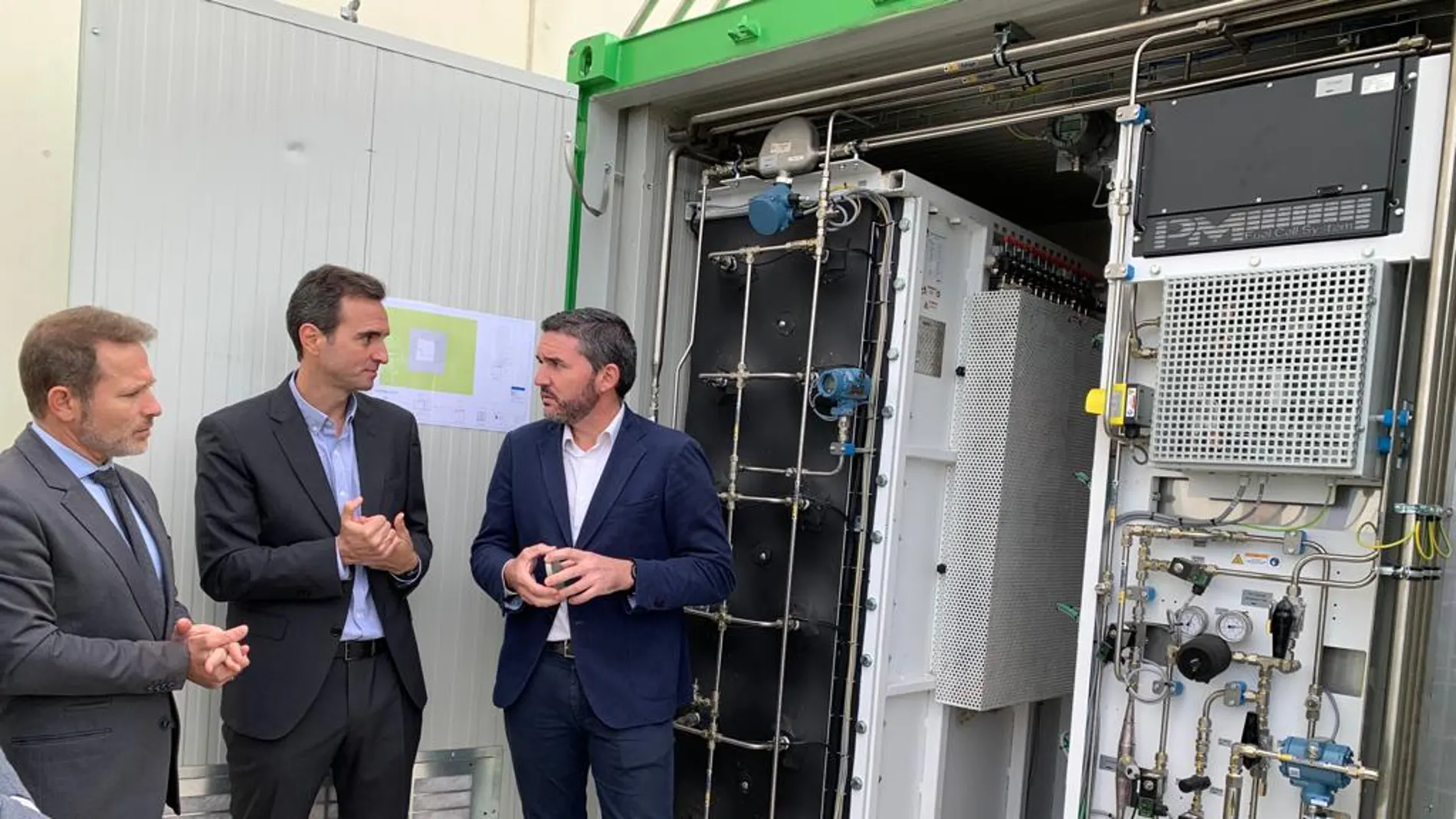 El consejero Antonio Luengo durante su visita a la empresa ACOM-Agrocomponentes, en Torre Pacheco