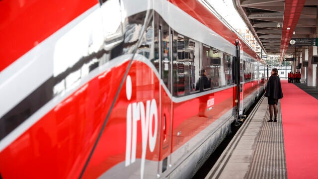 Una persona frente al tren Iryo a su llegada a la estación de València Joaquín Sorolla desde Madrid, a 21 de noviembre de 2022, en Valencia