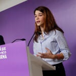 Los portavoces de Podemos, Isa Serra y Pablo Fernández, durante la rueda de prensa que han ofrecido este lunes en Madrid. EFE/ Daniel Gonzalez