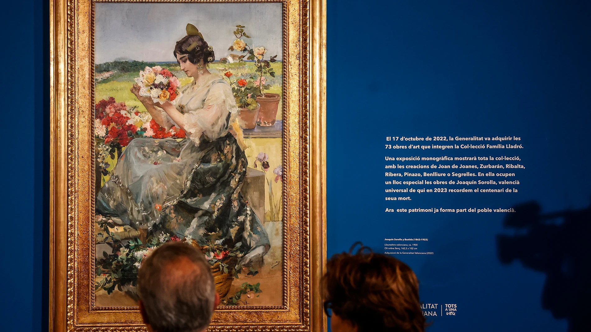 Dos personas observan una de las obras de la colección de arte de Lladró en el Palau de la Generalitat