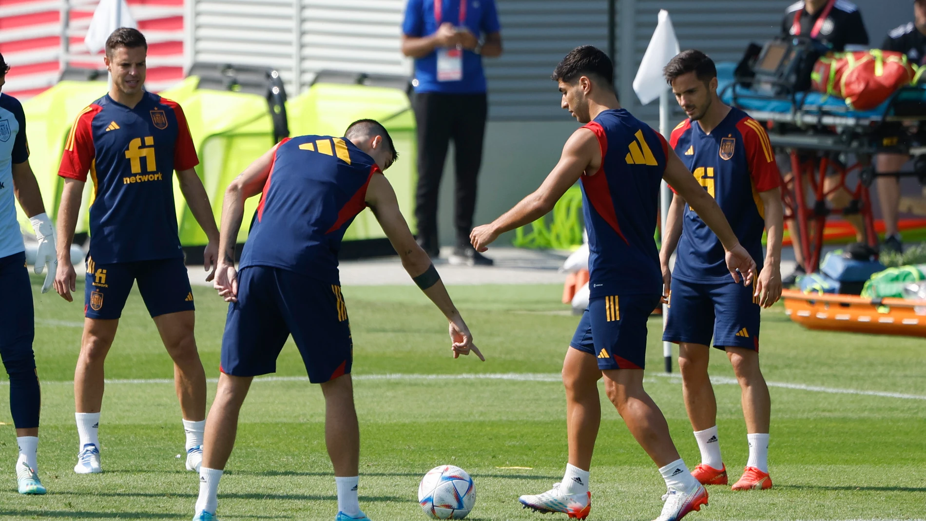 Los jugadores de la selección española César Azpilicueta, Marco Asensio, y Pablo Sarabia durante el entrenamiento celebrado el pasado lunes en la Universidad de Catar
