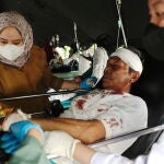 Sanitarios ayudan a una víctima del terremoto que sacudió Cianjur, Indonesia, con 5,6 grados de magnitud
