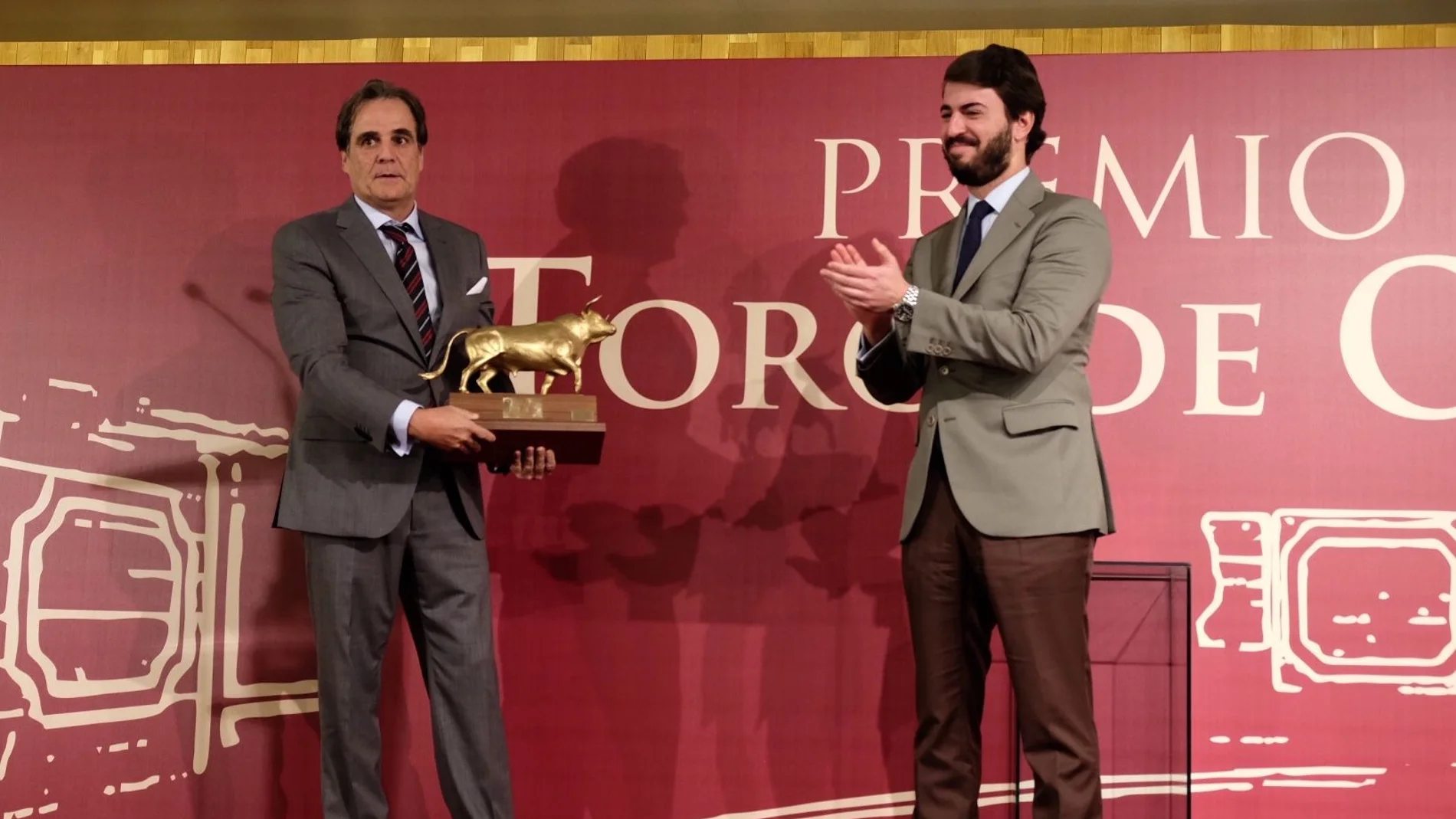 García-Gallardo entrega el Toro de Oro a la ganadería de Francisco Galache