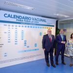 El presidente de la Junta de Castilla y León, Alfonso Fernández Mañueco, presenta el nuevo calendario de vacunación del Sistema Regional de Salud, junto a Alejandro Vázquez y Sofia Tamames