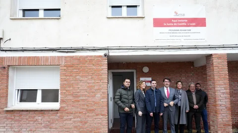 El consejero de Medio Ambiente, Vivienda y Ordenación del Territorio, Juan Carlos Suárez-Quiñones, visita una vivienda en la localidad de Traspinedo (Valladolid), rehabilitada por la Junta dentro del programa Rehabitare, de alquiler social en el medio rural