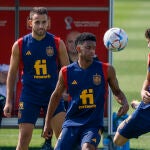El defensa de la selección española Alejandro Balde (c) durante un entrenamiento