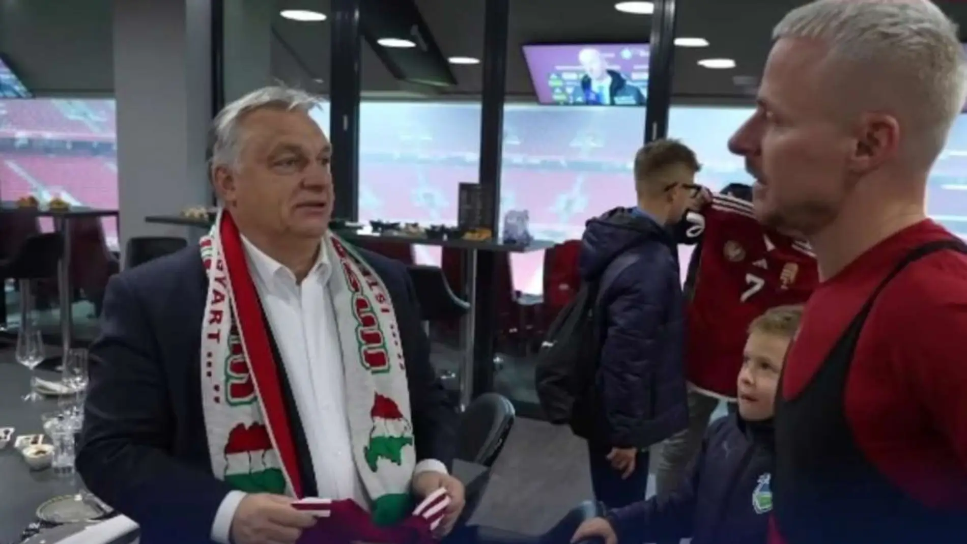 El primer ministro húngaro Viktor Orban, con una bufanda en la que aparece el mapa de la Gran Bulgaria