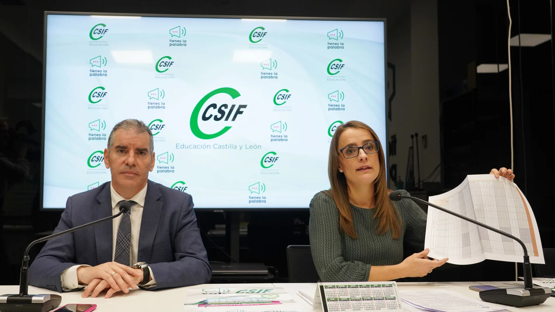 El presidente autonómico de CSIF Castilla y León, Benjamín Castro, y la presidenta del sector de Educación de CSIF Castilla y León, Isabel Madruga, presentan una petición a las Cortes de la modificación de la Ley de Carrera
