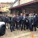 El consejero de Medio Ambiente, Vivienda y Ordenación del Territorio, Juan Carlos Suárez-Quiñones, asiste a la demostración del vuelo del dron junto a, entre otros, la presidenta de la Asociación de Propietarios de la Reserva Regional de Caza ‘Sierra de Gredos’, María Ángeles Prieto; y el presidente de la Diputación de Ávila, Carlos García
