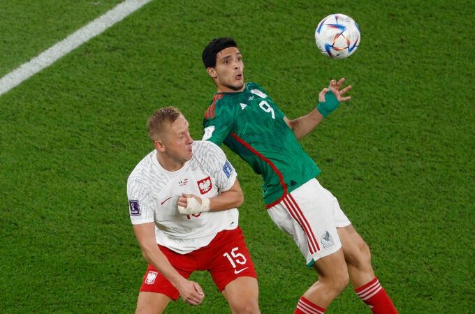 Raúl Jiménez pelea un balón por alto con Kamil Glik en el Polonia - México del Mundial de Qatar 2022