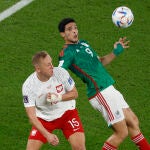 Raúl Jiménez pelea un balón por alto con Kamil Glik en el Polonia - México del Mundial de Qatar 2022