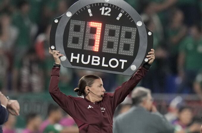 Stephanie Frappart, como cuarto árbitro en el México-Polonia de este Mundial de Qatar