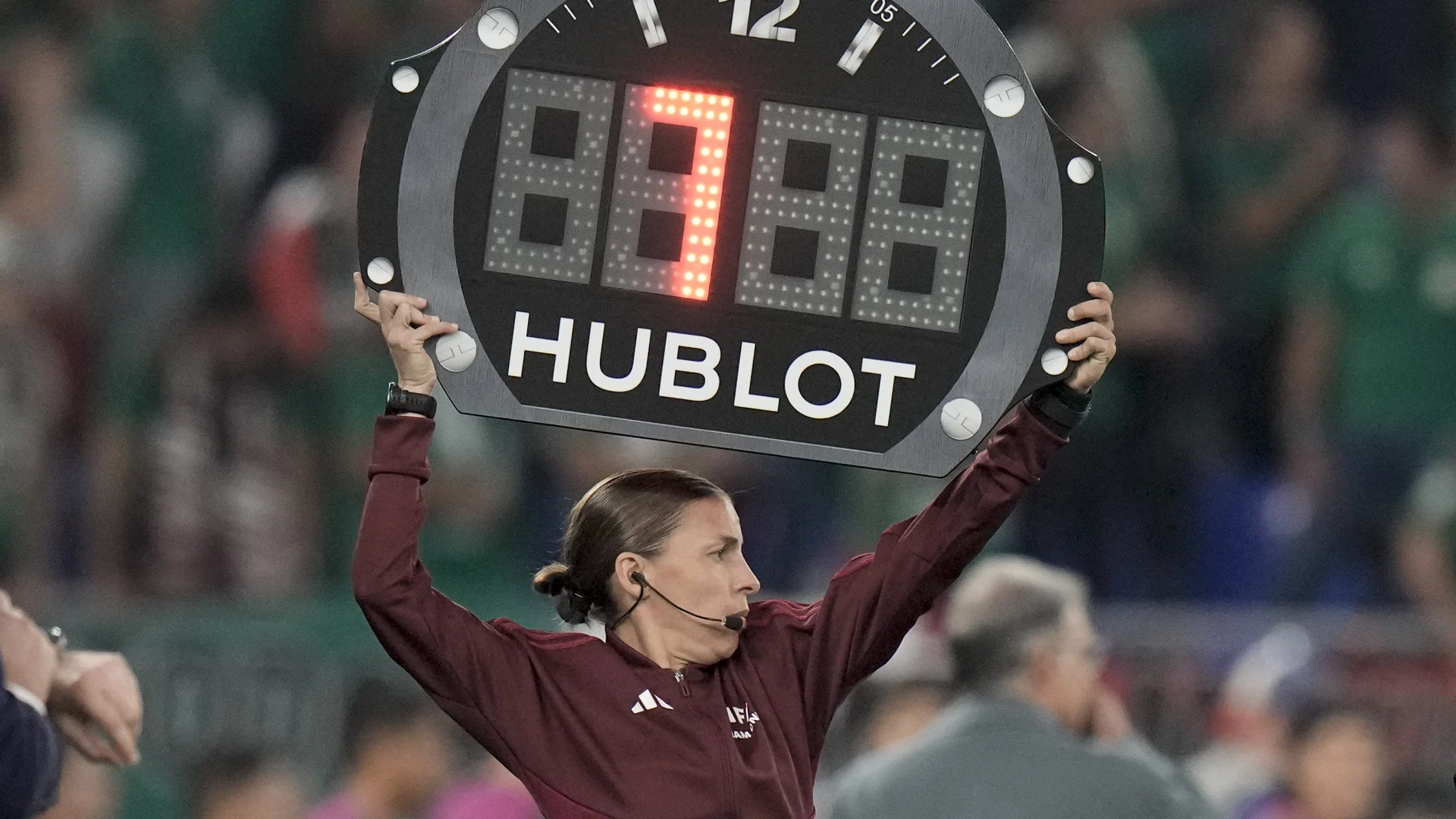 Stephanie Frappart, como cuarto árbitro en el México-Polonia de este Mundial de Qatar