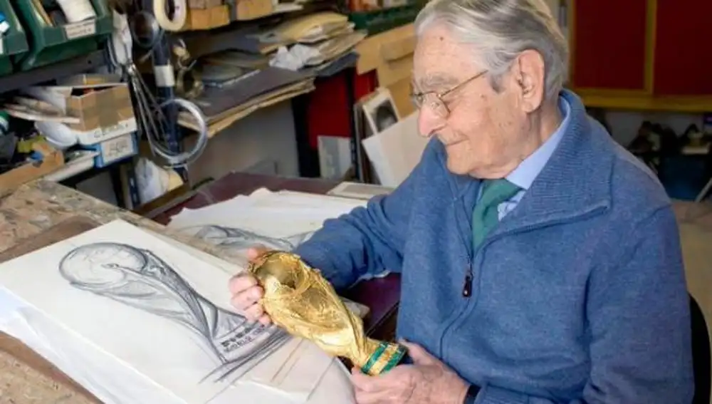 Silvio Gazzaniga, escultor italiano al que le debemos el trofeo de la Copa del Mundo, falleció en 2016