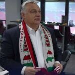 Viktor Orban, con una bufanda en la que aparece el mapa de la Gran Hungría