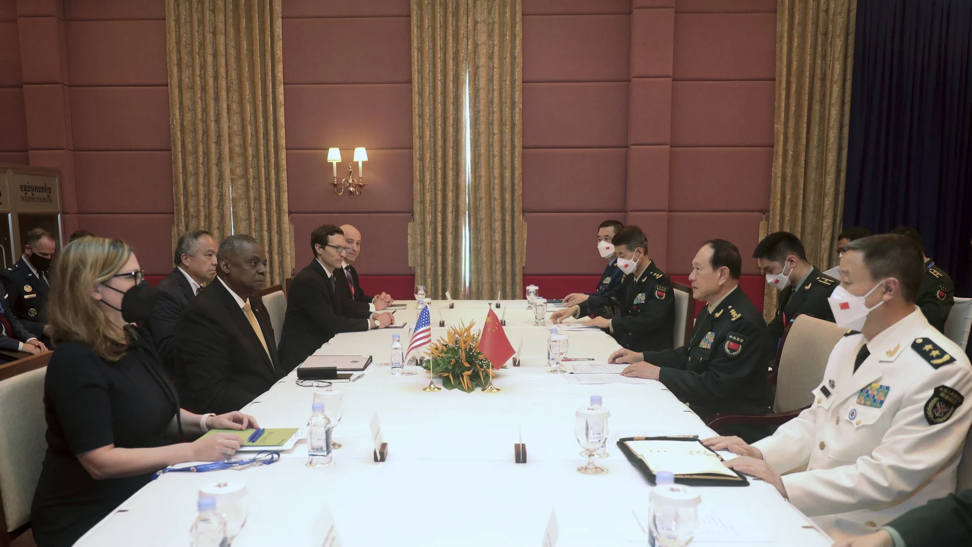 El secretario de Defensa, Lloyd Austin, y su homólogo chino, Wei Fenghe, se reunieron en Camboya
