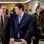 El presidente del PP, Alberto Núñez Feijóo, conversa con el presidente de la Junta de Castilla y León, Alfonso Fernández Mañueco