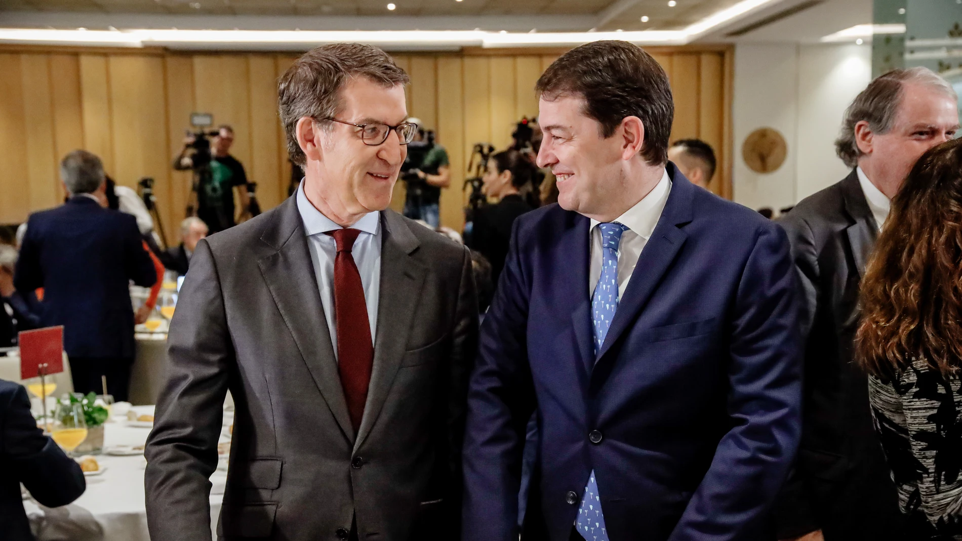 El presidente del PP, Alberto Núñez Feijóo, conversa con el presidente de la Junta de Castilla y León, Alfonso Fernández Mañueco