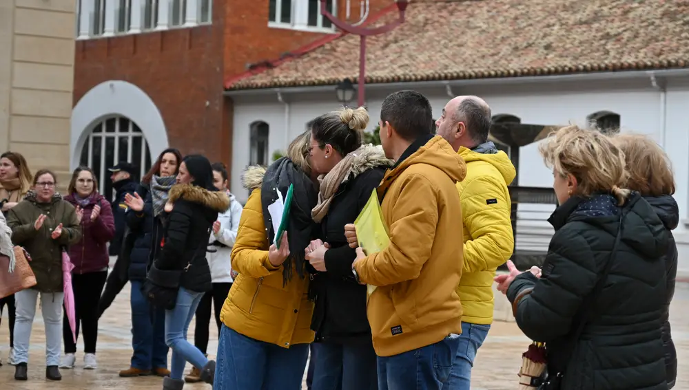 Familiares y amigos de una madre palentina condenada por sustracción de menores se han concentrado este martes ante la Audiencia Provincial de Palencia para pedir justicia para ella y su hijo y apoyar su petición de indulto