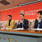 El vicealcalde de Burgos, Vicente Marañón, el alcalde Daniel de la Rosa y el concejal de Hacienda, David Jurado, en la presentación del borrador presupuestario de 2023.EUROPA PRESS22/11/2022