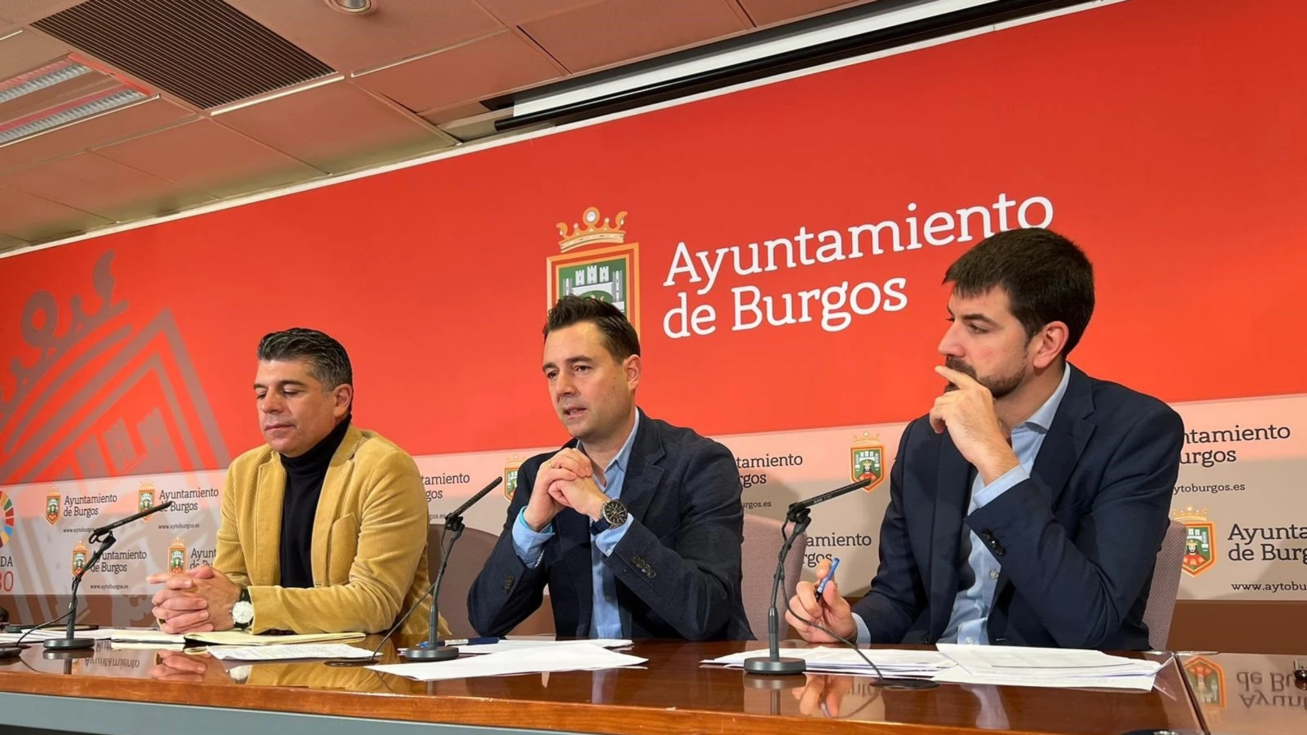 El vicealcalde de Burgos, Vicente Marañón, el alcalde Daniel de la Rosa y el concejal de Hacienda, David Jurado, en la presentación del borrador presupuestario de 2023.EUROPA PRESS22/11/2022