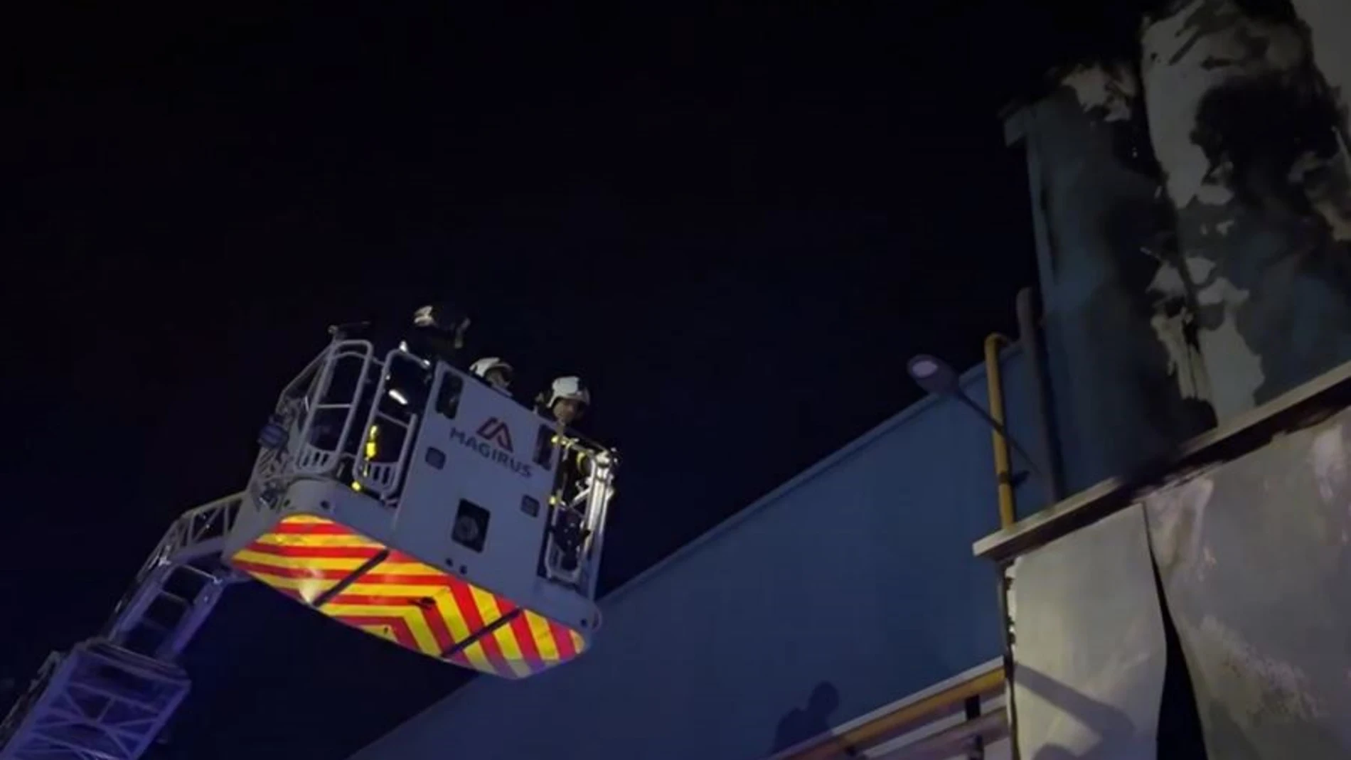 Bomberos controlan un incendio en la nave del Matadero Madrid-Norte, San Agustín del Guadalix