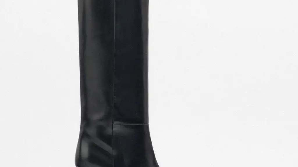 Bota tacón piel, de Zara