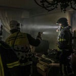 Intervención de los bomberos en una vivienda, en una imagen de archivo