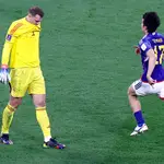 Neuer, cabizbajo ante un jugador rival en el Alemania-Japón del Mundial de Qatar 2022