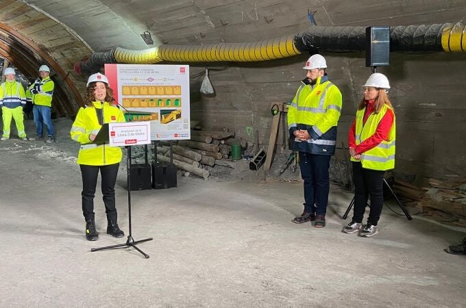 En Getafe, la presidenta de la Comunidad de Madrid, Isabel Díaz Ayuso, visita las obras de prolongación de la línea 3 de Metro