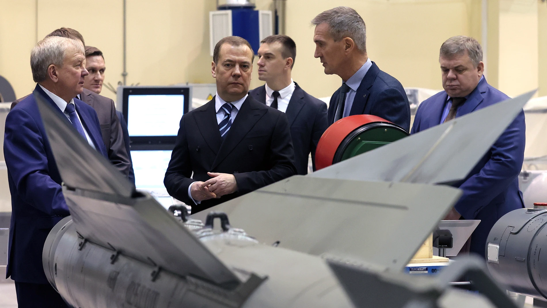 El vicepresidente del Consejo de Seguridad de Rusia, Diimitri MedvedevDmitry Medvedev, visitta una fábrica militar en Kubinka