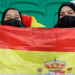 Aficionadas sostienen una bandera de España