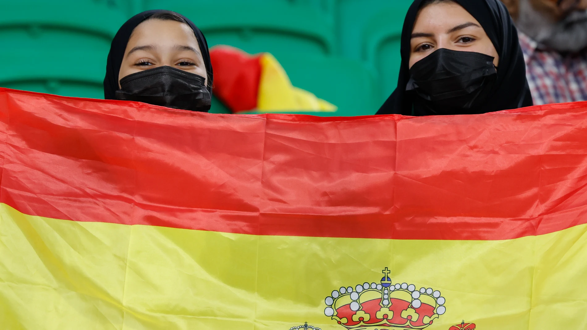Aficionadas sostienen una bandera de España