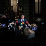 El presidente del Gobierno, Pedro Sánchez, atiende a los medios tras la aprobación de los PGE2023 en una sesión plenaria en el Congreso de los Diputados, a 24 de noviembre de 2022,