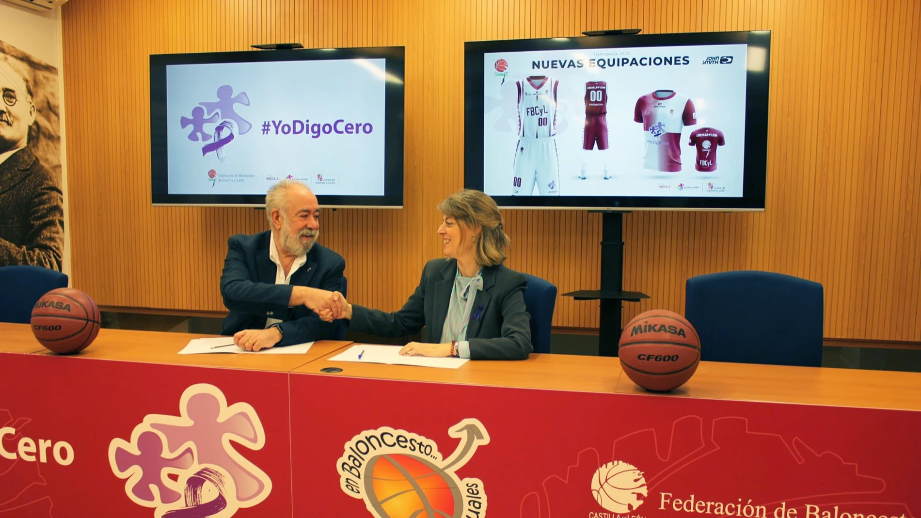 El presidente de la FBCYL, Óscar Castañeda Robles, suscribe el acuerdo con la directora General de la Mujer de la Junta, María Victoria Moreno