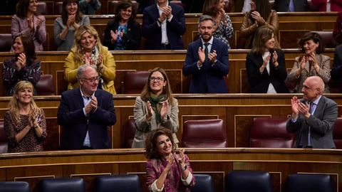 María Jesús Montero, ministra de Hacienda, recibe los aplausos de su bancada tras la aprobación de los Presupuestos