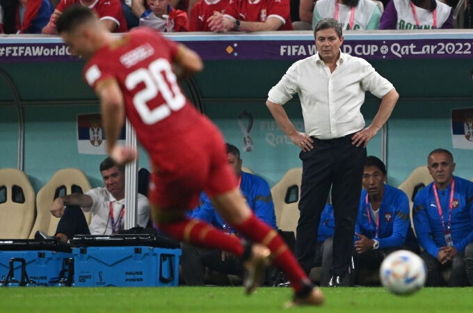 Dragan Stojkovic observa el partido que Serbia jugó contra Brasil en el Mundial de Qatar 2022