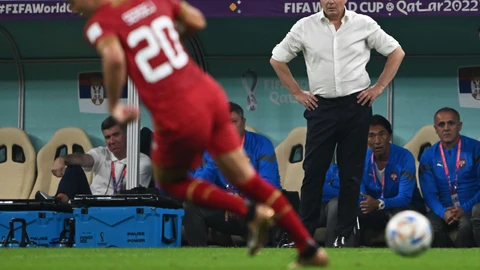 Dragan Stojkovic observa el partido que Serbia jugó contra Brasil en el Mundial de Qatar 2022