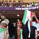 Aficionadas de Irán, viendo el partido contra Gales en el Mundial de Qatar