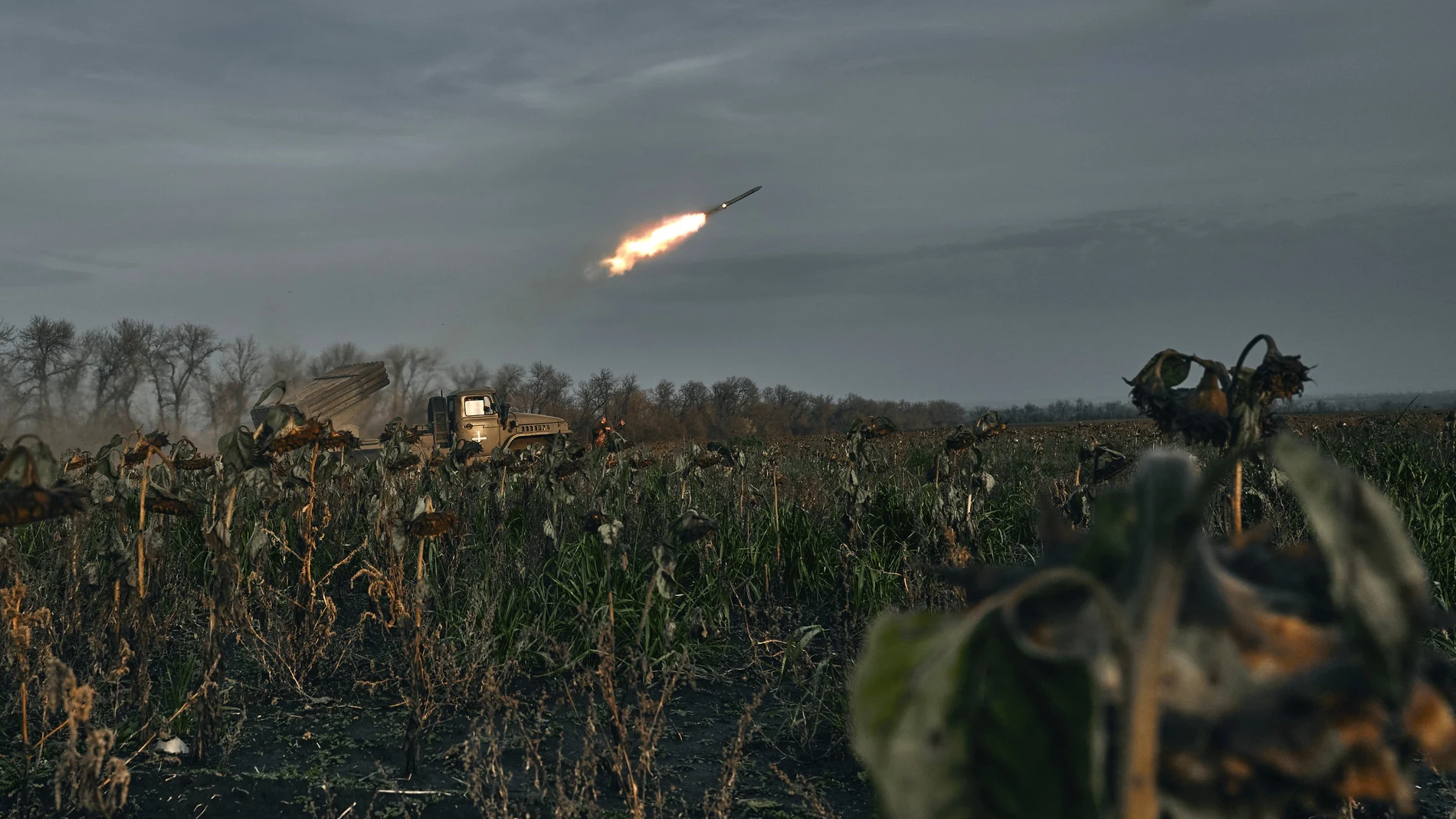 Militares ucranianos lanzar un cohete contra posiciones rusas en el área de Bakhmut, en Donetsk