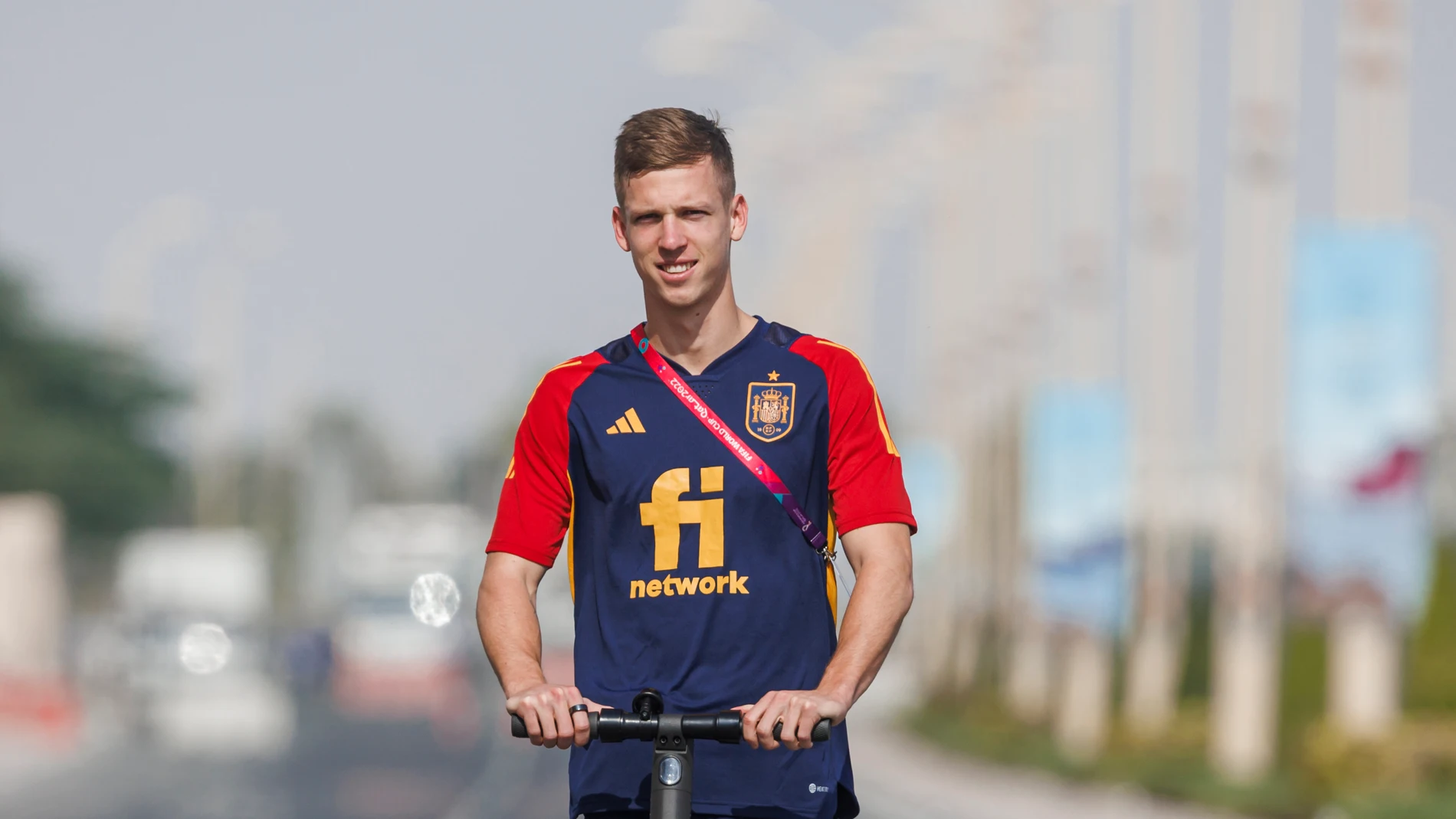 Dani Olmo, en patinete por la concentración de la selección española