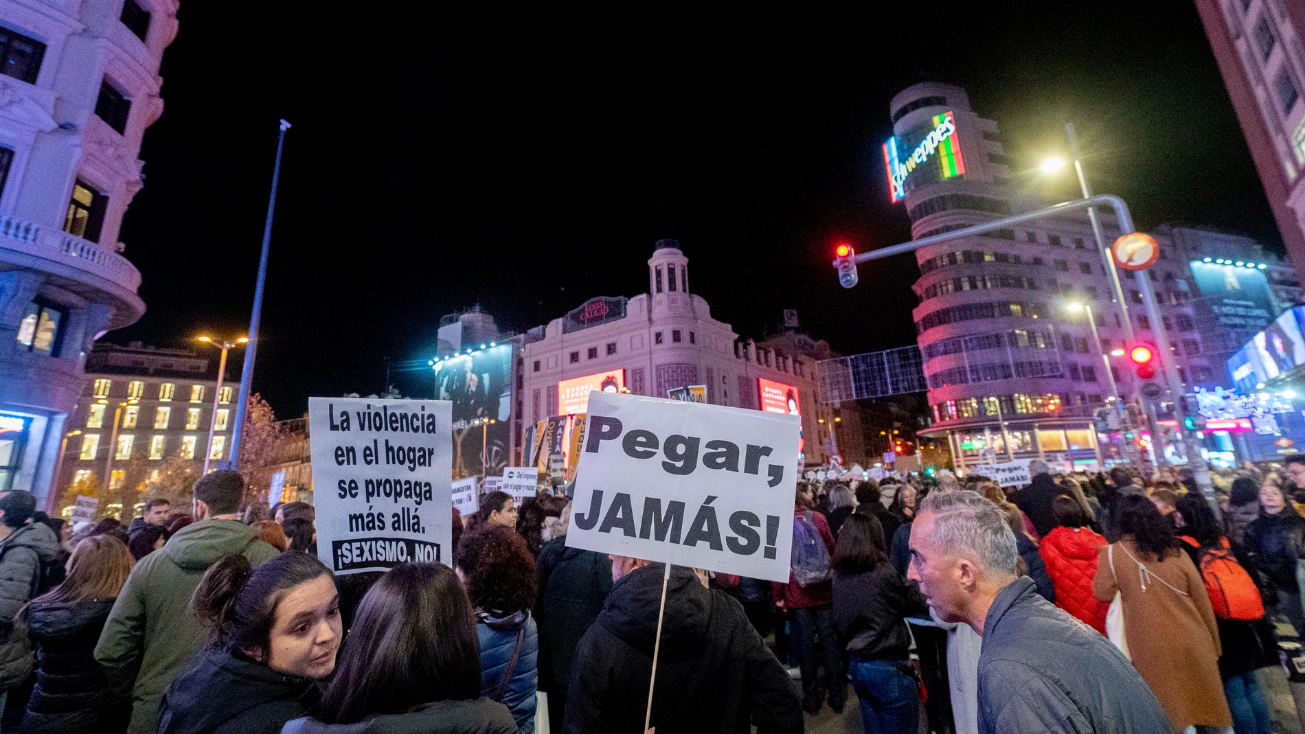 Una mujer sujeta una pancarta durante una manifestación contra las violencias machistas, a 25 de noviembre de 2022, en Madrid (España). La protesta ha sido convocada por el Foro de Madrid contra la Violencia a las Mujeres y el Movimiento Feminista de Madrid, bajo el lema ‘El machismo mata, viola, explota y borra a las mujeres, ¡Basta ya!’. Esta es una de las manifestaciones convocadas hoy en España para conmemorar el Día Internacional de la Eliminación de la Violencia contra la Mujer declarado por la Asamblea General de Naciones Unidas para sensibilizar a los ciudadanos respecto al problema. El día 25 fue elegido en 1999 por la ONU para rememorar el asesinato en República Dominicana en 1960 de las hermanas Mirabal, activistas políticas que se opusieron a la dictadura del entonces dictador de ese país Rafael Leónidas Trujillo.25 NOVIEMBRE 2022;MADRID;MANIFESTACIÓN;25N;FORO DE MADRID CONTRA LA VIOLENCIA A LAS MUJERES;MOVIMIENTO FEMINISTA 