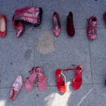 Zapatos rojos en el Puente de Triana, para denunciar la violencia de género como colofón a la manifestación por el Día Internacional de la Eliminación de la Violencia contra las Mujeres a 25 de noviembre del 2022